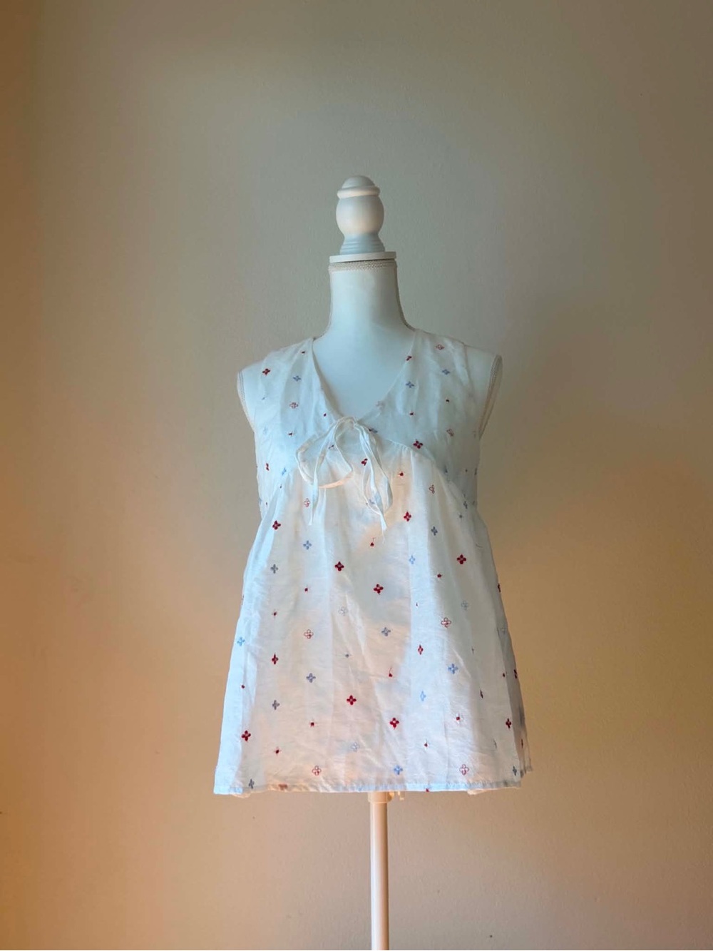 Source Unknown White Sleeveless Tie-Neck Embroidered Top
